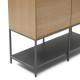 Credenza alta Vedrana 4 ante impiallacciate rovere e gambe in acciaio nero 97,5 x 160 cm Kave Home dettaglio