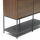 Credenza alta Vedrana 4 ante impiallacciate noce e gambe in acciaio nero 97,5 x 160 cm Kave Home dettaglio