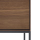 Credenza alta Vedrana 4 ante impiallacciate noce e gambe in acciaio nero 97,5 x 160 cm Kave Home dettaglio