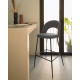 Sgabello Mahalia grigio scuro altezza 63 cm Kave Home ambientazione